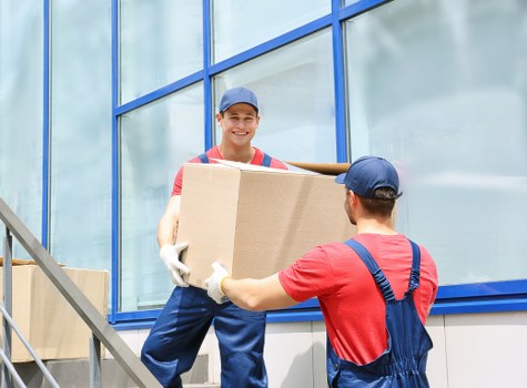 Careful transport of boxes and furniture for a local customer